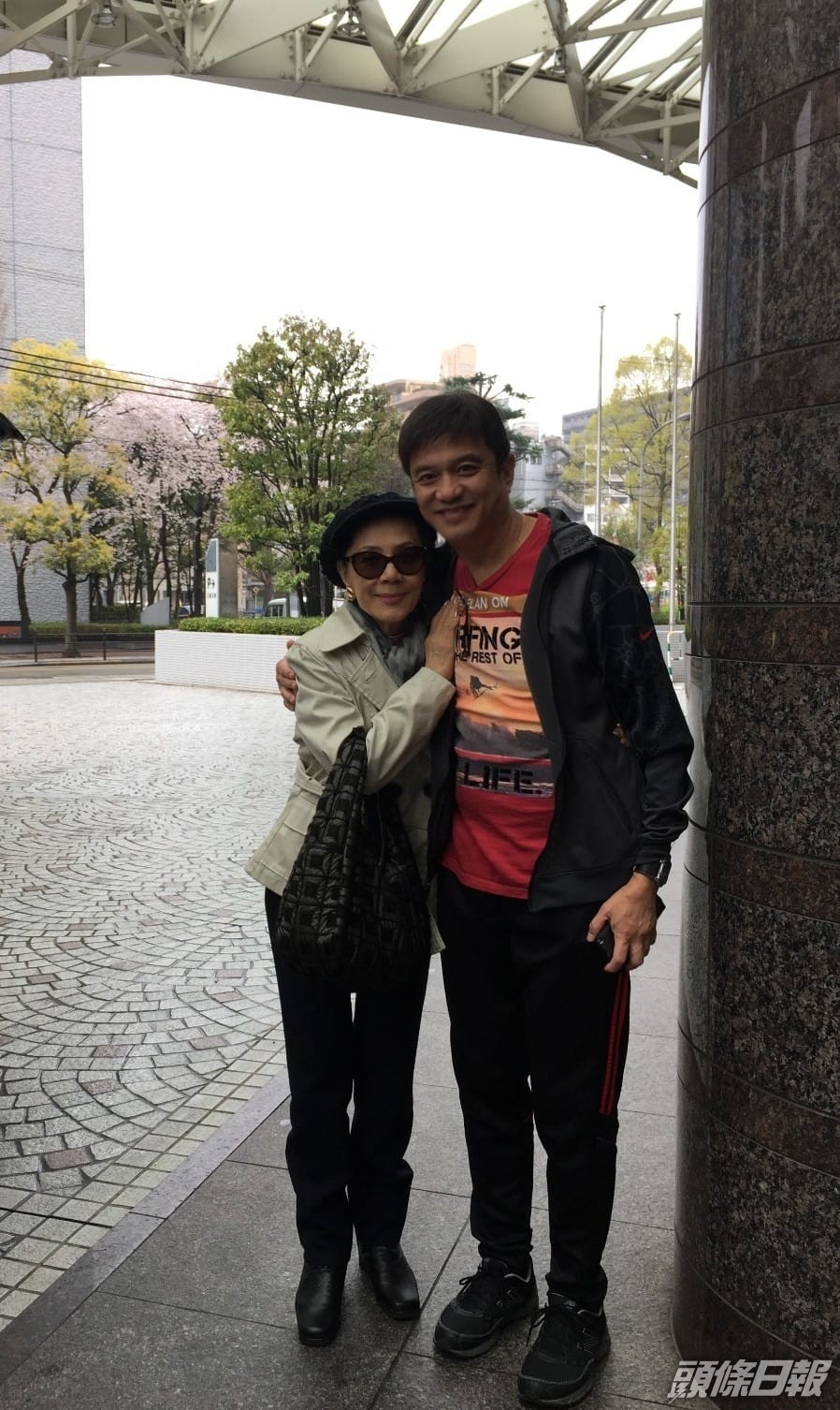 黃栢文在疫情期間，只透過電話與母親見面。​